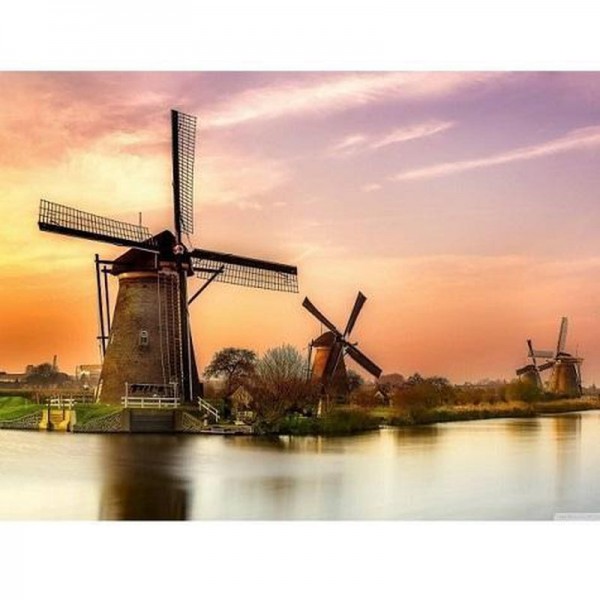 Väderkvarnar vid solnedgång